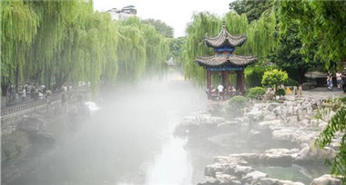 仙氣飄飄！濟(jì)南黑虎泉畔出現(xiàn)云霧潤(rùn)蒸勝景
